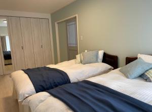 土庄町Holiday Villa 旅生的卧室内两张并排的床