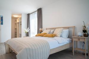 艾福雷诺德AMARIS的卧室配有带枕头的床铺和窗户。