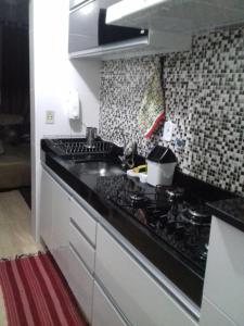 卡皮托利乌Condominio dos Lagos Capitolio 01的厨房配有炉灶和台面