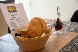 古卡斯特隆Comfort House Mimosa 2的桌上放着一篮面包,配酒杯
