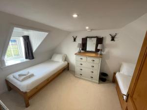 TorrinHawthorn Dene的一间小卧室,配有一张床和镜子
