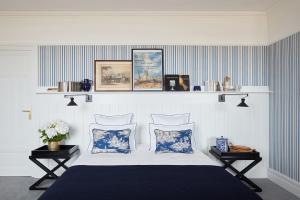 滨海图维列勒弗拉贝尔特酒店的一间卧室配有一张蓝色和白色条纹的床