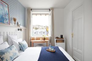 滨海图维列勒弗拉贝尔特酒店的一间卧室设有一张床、一个窗口和一张桌子