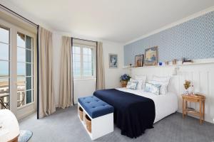 滨海图维列勒弗拉贝尔特酒店的一间卧室设有一张蓝色墙壁的大床