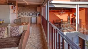 阿加迪尔Riad Palmi magnifique Riad centre ville - 6px的带沙发的阳台、用餐室和厨房