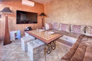 阿加迪尔Riad Palmi magnifique Riad centre ville - 6px的客厅配有沙发和桌子