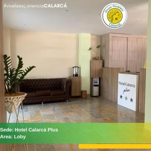 蒙特里亚Hotel Calarca Plus的带沙发和冰箱的客厅
