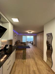 贝尼多姆Hany apartment Ducado 11-C的开放式厨房和带沙发的客厅