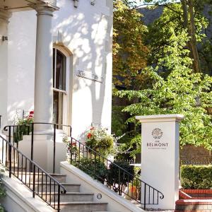 莱斯特经典英国莱斯特贝尔蒙酒店的白色的房子,有楼梯和标志