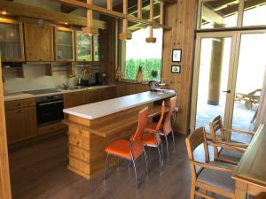 拉兹洛格MAGNET - private chalet的厨房配有带橙色椅子的柜台