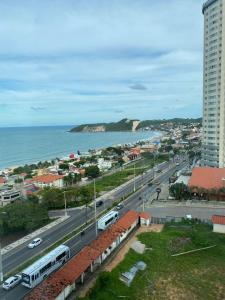 纳塔尔Ponta Negra Flat ByHotéis的享有街道和大海的城市美景。