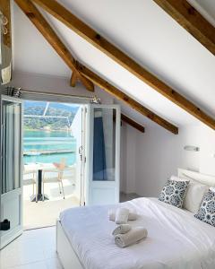 阿尔戈斯托利翁King A的一间卧室设有一张床,享有海景