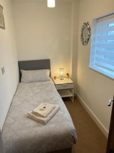 Comfy 2 bed house located at Wareham train station客房内的一张或多张床位