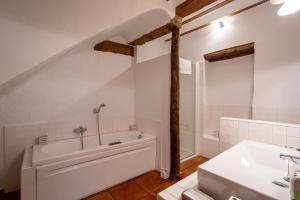 Talayuelas拉卡萨格兰德酒店的白色的浴室设有浴缸和水槽。