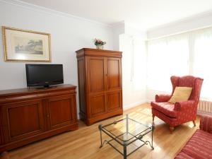圣塞瓦斯蒂安Apartamento Ondarreta的客厅配有电视和椅子