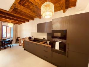 福龙河畔拉罗什Appartement confortable et moderne的带不锈钢用具的厨房和用餐室