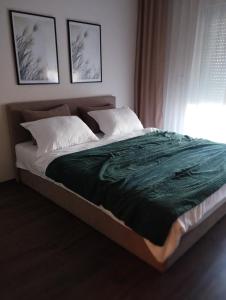 雅戈丁那Studio City day的一间卧室配有一张带绿毯的大床