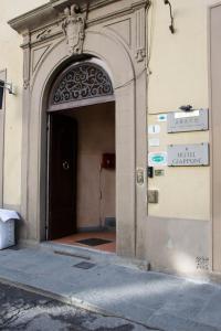 佛罗伦萨贾波内酒店的进入带黑色门的建筑物的入口