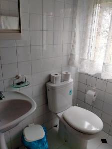 SeoaneCasa da Fontiña的白色的浴室设有卫生间和水槽。