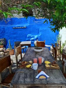 希龙Hostal Colonial de Santander的蓝色墙壁前的木桌