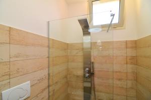 托雷科里梅纳Boomerang Residence a Torre Colimena的浴室里设有玻璃门淋浴