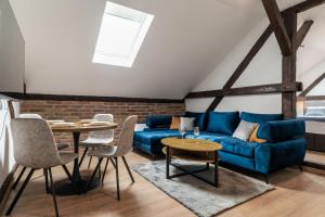 萨格勒布DreamHouse7的客厅配有蓝色的沙发和桌子