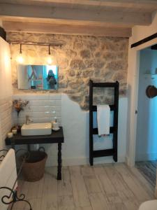 UdiasLa buganvilla en Udías的一间带水槽和镜子的浴室