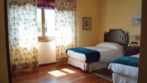 比拉尔瓦Hotel Batán的一间卧室设有两张床和窗户。