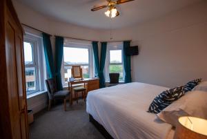 尚克林韦斯特伯里旅舍的卧室配有一张床、一张书桌和窗户。