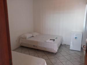 邦热苏斯-达拉帕Pousada Algaroba的小型客房配有床和小冰箱