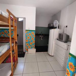 贝洛奥里藏特Hostel Trem Di Durmi的小厨房配有冰箱和微波炉。