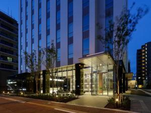 东京Tmark City Hotel Tokyo Omori - Vacation STAY 26381v的一座城市的玻璃建筑