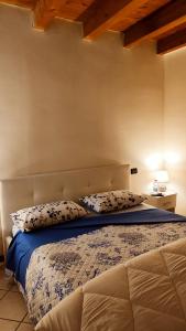 曼托瓦Ca' degli Sposi的卧室内的一张带两个枕头的床