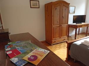 皮内罗洛Casa Caty的客厅配有桌子和书