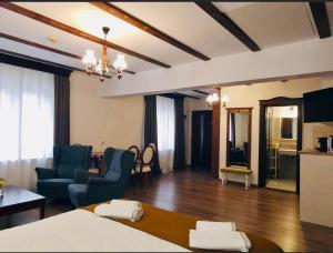 锡比乌Old Town Cataleya的客厅配有床和沙发
