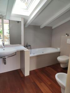 斯培西亚La Pietra del Golfo的带浴缸、卫生间和盥洗盆的浴室