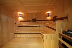 达利安达利安度假酒店及Spa的一间铺有木地板的木墙桑拿浴室
