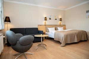 比伦德思凡恩比隆酒店的酒店客房配有床、沙发和椅子