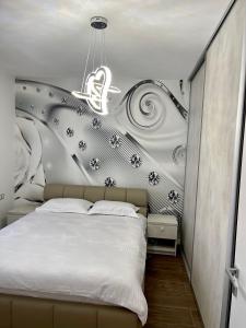 巴亚马雷Piso Moderno -Baia Mare的一间卧室设有一张床和黑白墙