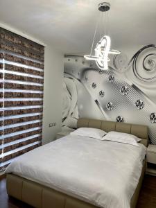 巴亚马雷Piso Moderno -Baia Mare的一间卧室配有一张带壁画的大床