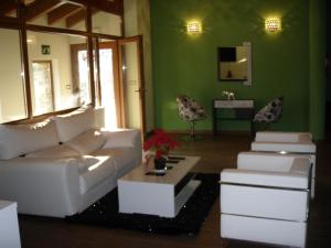Vega de Espinareda奎斯塔旅馆的客厅配有白色的沙发和桌子