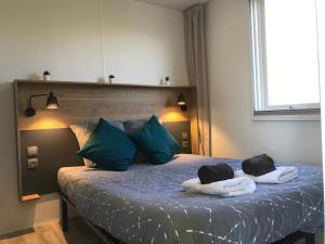 Saint-Léger-sur-DheuneLe Lodge Premium的一间卧室配有带毛巾的床