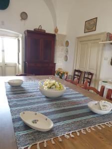 圣卡特琳娜迪纳德Masseria Vivi il Salento的上面有三个碗的桌子