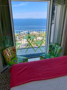 卡普里卡萨玛塔卡普里酒店的卧室设有海景大窗户