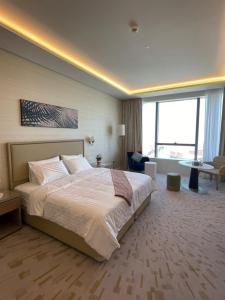 迪拜Palm Tower Palm Jumeirah Dubai的酒店客房设有一张床和一个大窗户