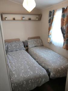 Griffiths, Seaview Caravan Park, Whitstable客房内的一张或多张床位