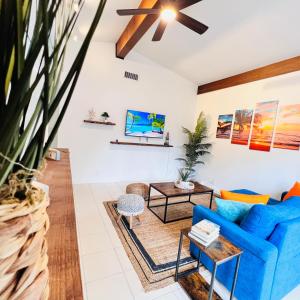 劳德代尔堡Coco Bay Vacation Condos的客厅配有蓝色的沙发和桌子