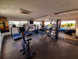 瓜鲁柳斯Via Alameda Studio 706 -GRU-的一间健身房,里面配有数台跑步机和机器