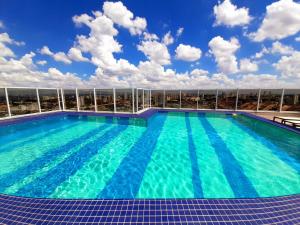 瓜鲁柳斯Via Alameda Studio 706 -GRU-的大楼屋顶上的大型游泳池