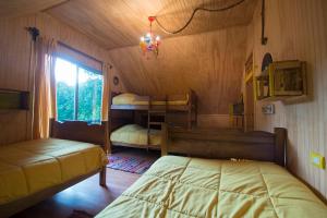 拉斯特朗卡斯Duub Hostel的一间卧室设有两张双层床和一扇窗户。
